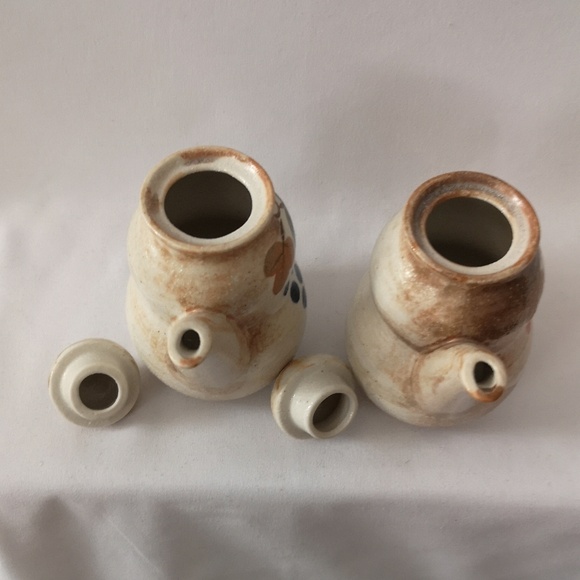 Pair of Two Studio Art Pottery Oil Pouring Jars with Lids and Matching Patterns - Picture 4 of 5